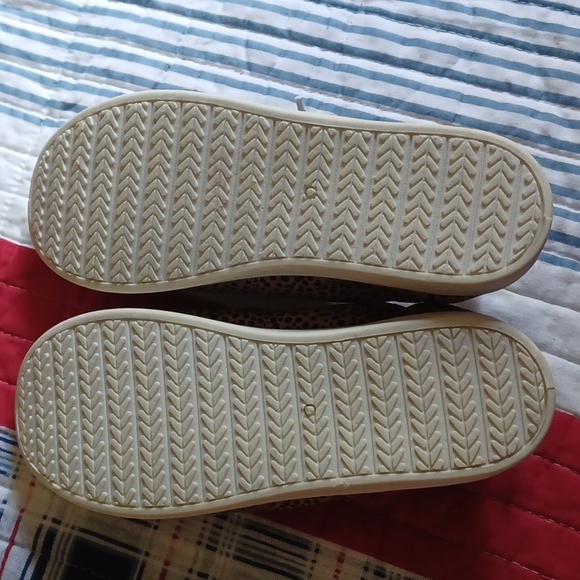 Maurices Lightweight Animal Print Sneaker ~ Size 7 Medium - Picture 3 of 7